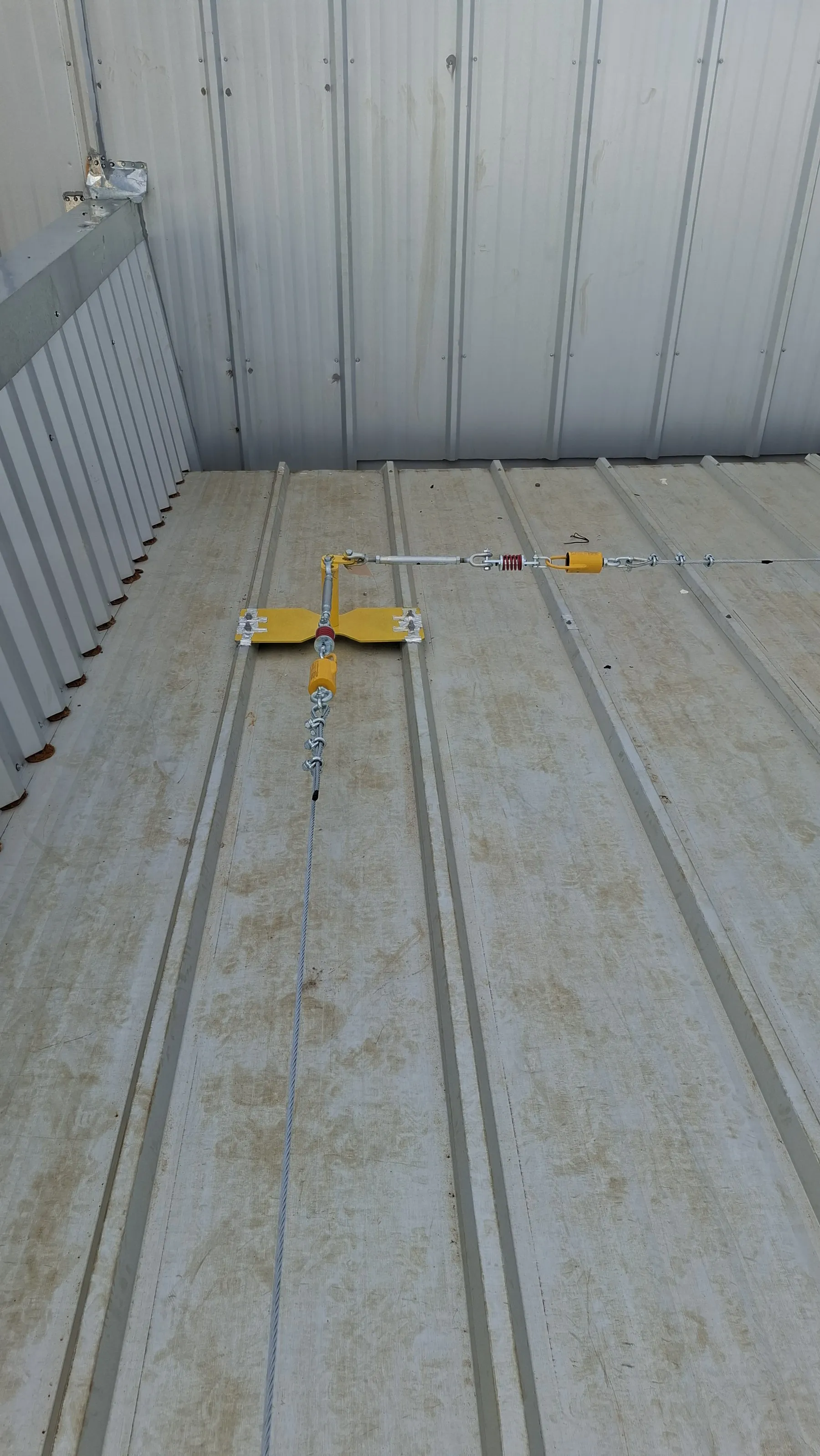 Point d'ancrage avec absorbeur de choc