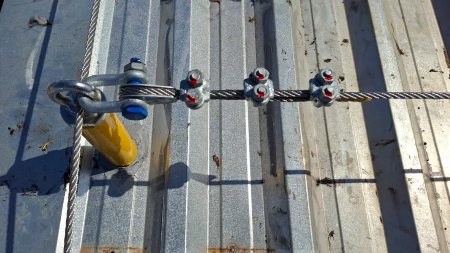 Detalhe de fixação de linha de vida em telha trapezoidal