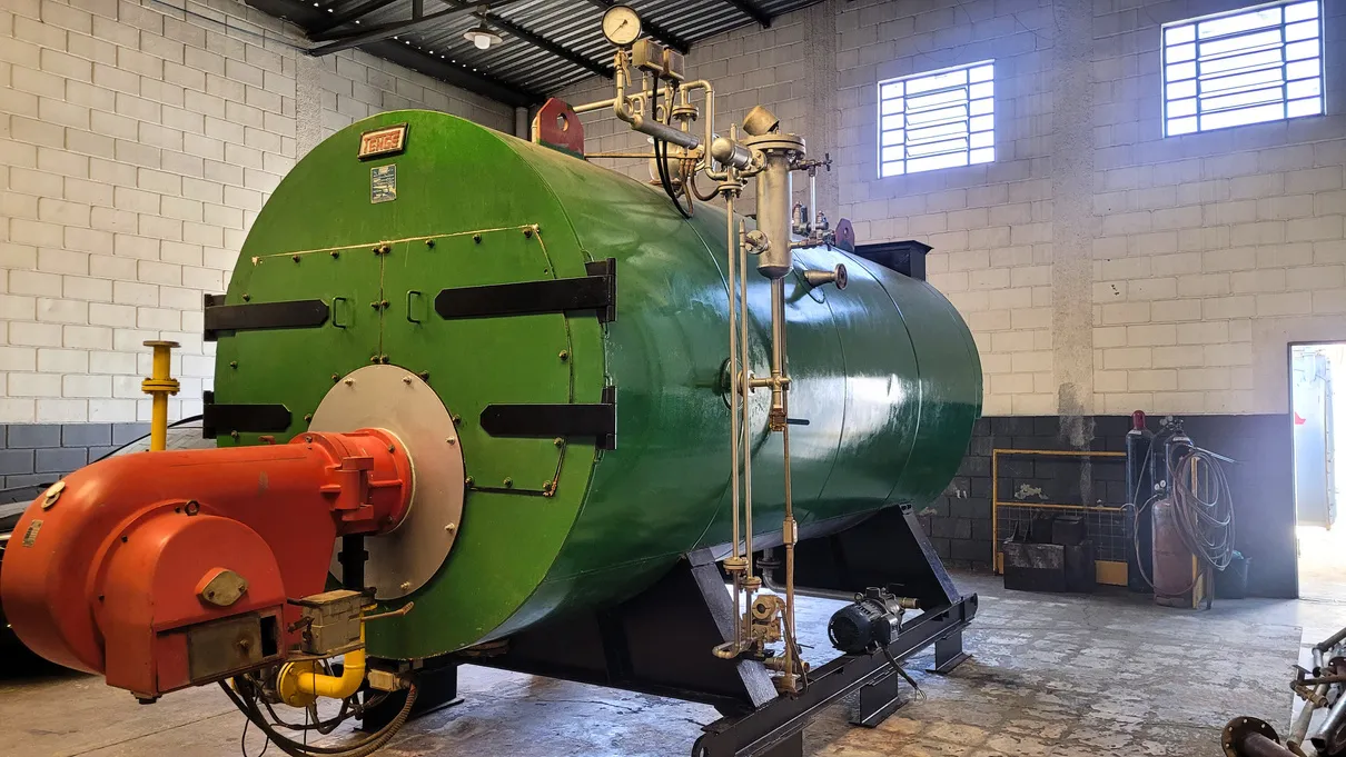 Caldeira industrial a vapor inspecionada pela ACORP Engenharia